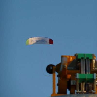 KITEnergy的伞帆大小的风筝充当涡轮机，创造可再生能源。