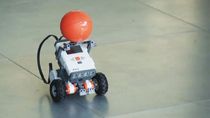 学生们竞相为乐高MINDSTORMS NXT机器人开发Simulin金宝appk控制器，以在尽可能短的时间内导航课程。