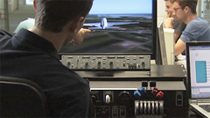 飞行系统动态研究所的学生开发航空电子控制算法，在目标硬件上实现它们，并在研究飞行模拟器中执行导航循环测试。