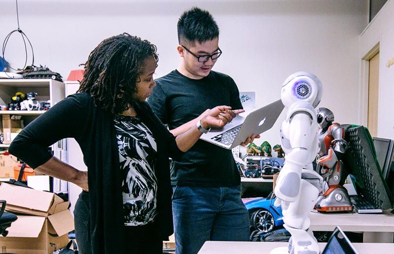 阿雅娜·霍华德博士和研究生金旭正在搭建NAO机器人。