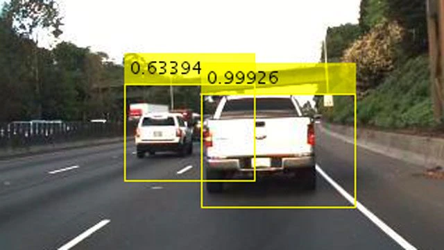 一辆车的摄像头拍到另外两辆车。