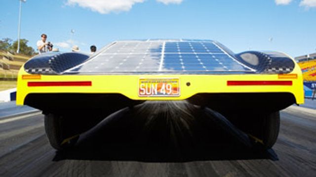 学生们使用MATLAB模型优化Sunswift eVe太阳能电动车的电池使用。