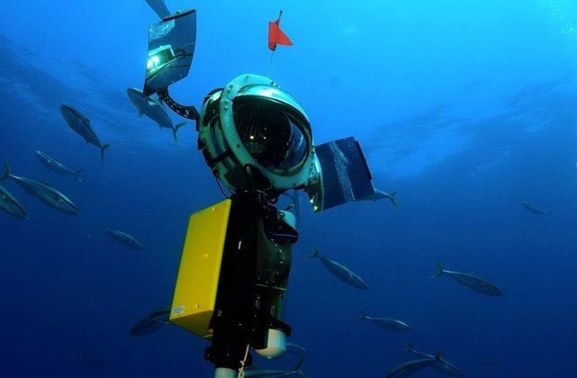 在海洋中使用的漂移摄像机。潜水员显示在Dropcam旁边。
