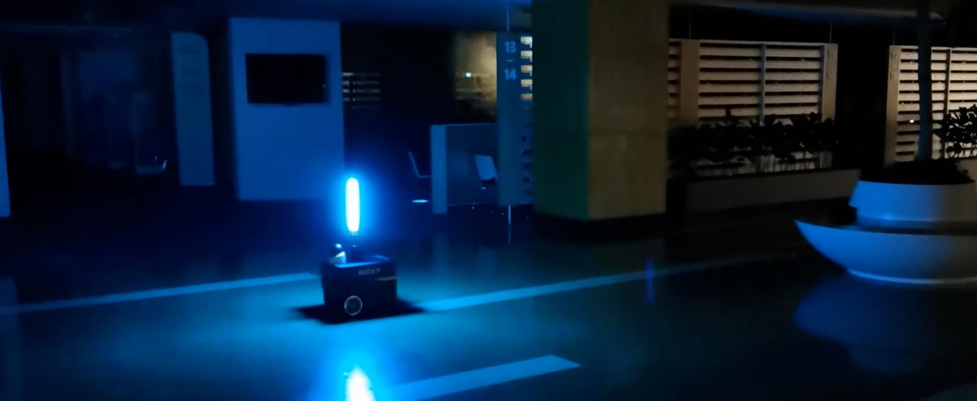 商业空间内的自主机器人，带有安装的UV光消毒建筑内部。