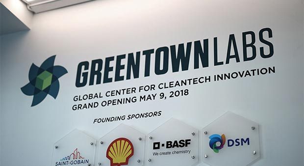 签署阅读“绿城实验室。全球清洁技术创新中心。2018年5月9日盛大开幕。“标志下的建筑商标牌匾。