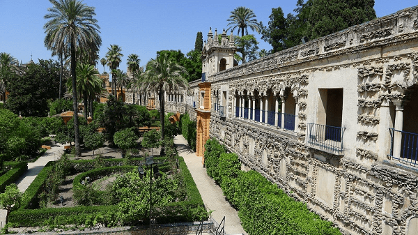 Alcazar王宫的墙壁和庭院在塞维利亚，西班牙