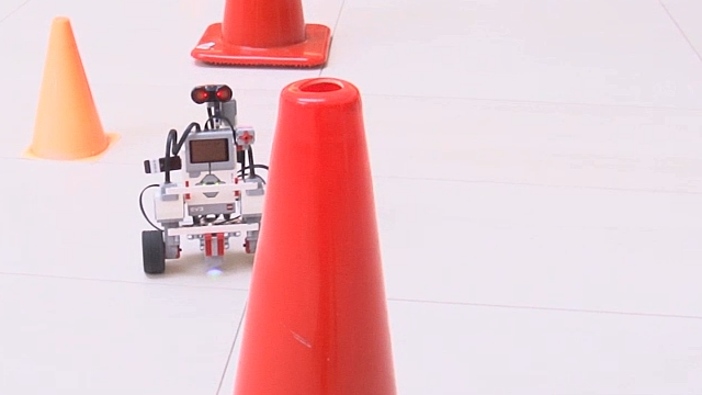 使用LEGO M金宝appINDS金宝appTORMS EV3的Simulink支持包创建一个避障漫游机器人。