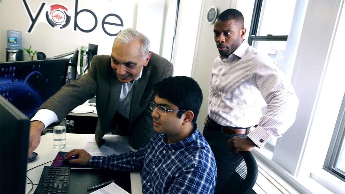 Nawab博士和Ken Sutton在位于波士顿的Yobe总部与一名软件开发人员协商。
