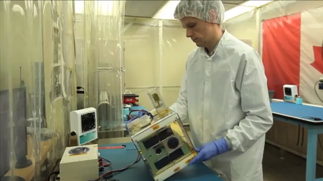 トロント大学の学生がサーマルチャンバーを使用して小型衛星のコンポーネントを宇宙空間の温度幅でテスト。