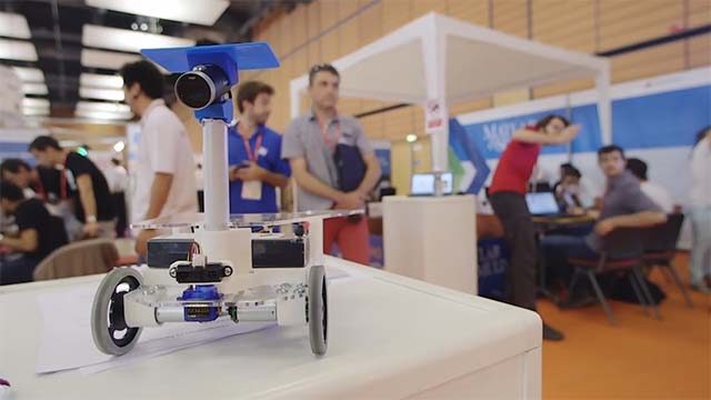 观看在法国里昂举行的Innorobo机器人技术活动期间举行的2015火星任务机器人挑战赛的决赛亮点。
