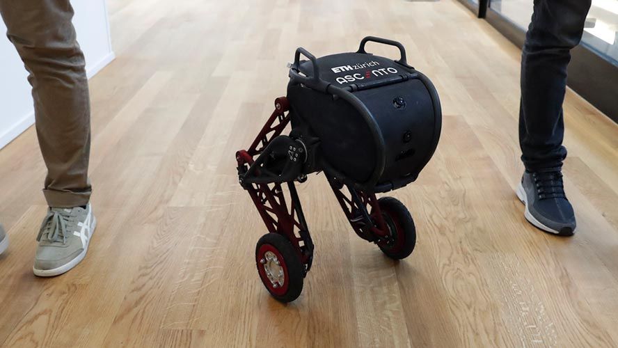 学生设计一个跳跃楼梯的机器人，从乐高原型到一个学年的工作机器人