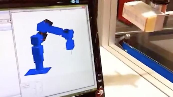 Watch An Industrial Robot，用MATLAB和Simulink编程，在一个玻璃面板上写金宝app了一个令人惊讶的消息。