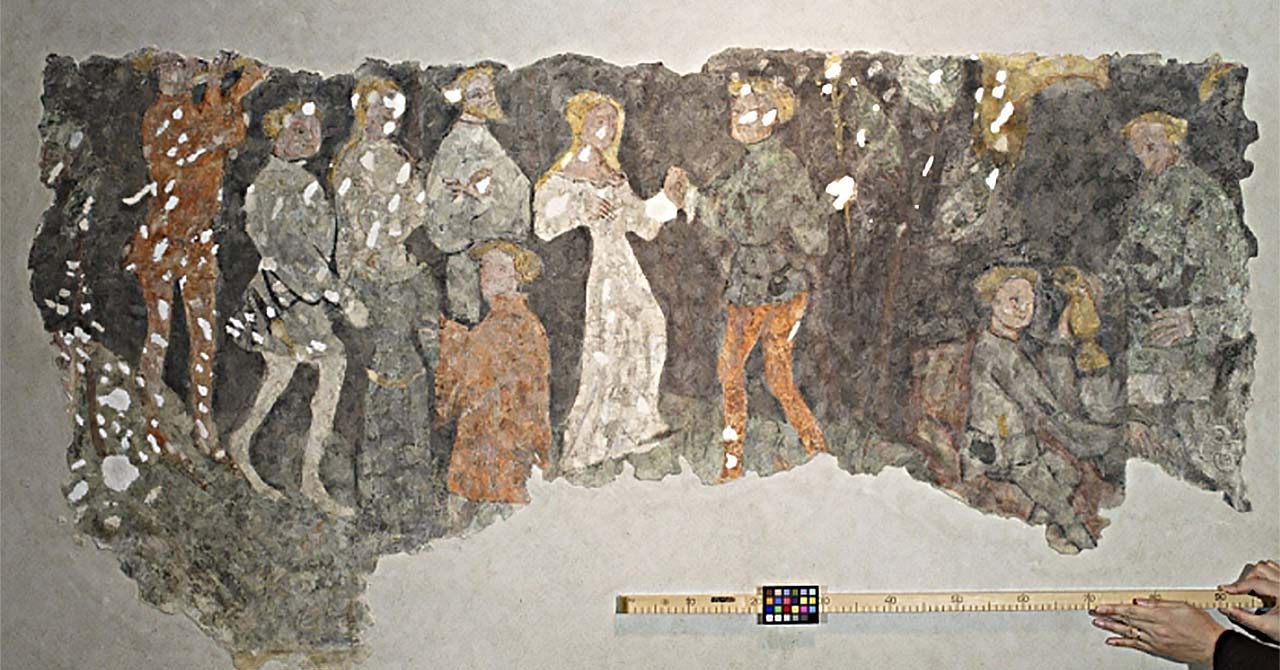 壁画的大部分显示一群人，在握手的中心的一个男人和妇女。一个人在壁画下举起一个院子里的棍子。尺度有一个带有小的颜色匹配网格。
