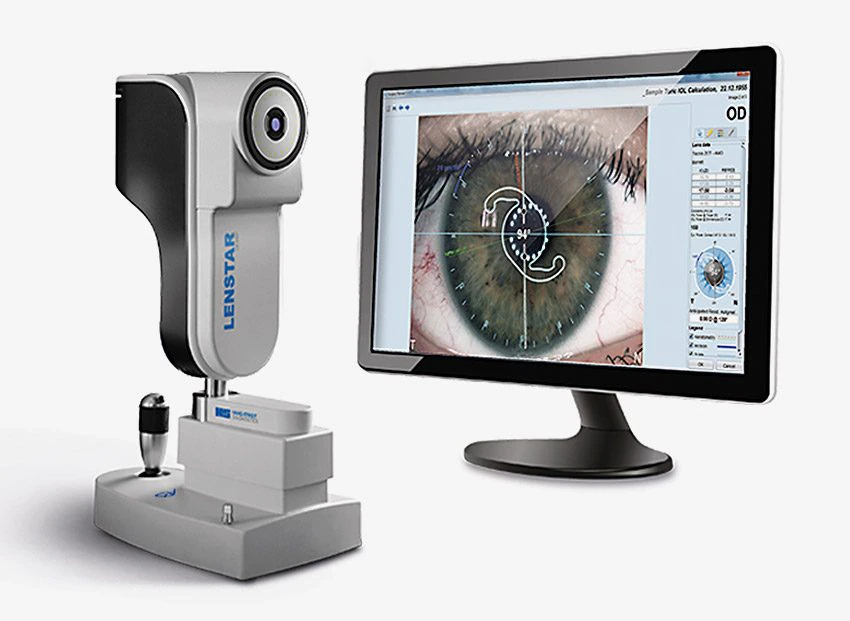左边是Lenstar 900生物传感器;右边是一台计算机显示器，可以对手术前和手术后的眼部特写进行测量。