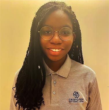 头和肩膀的照片MathWorks勤工助学学生夏奈尔。克里斯托·雷伊制服,她戴着一个大大的微笑。