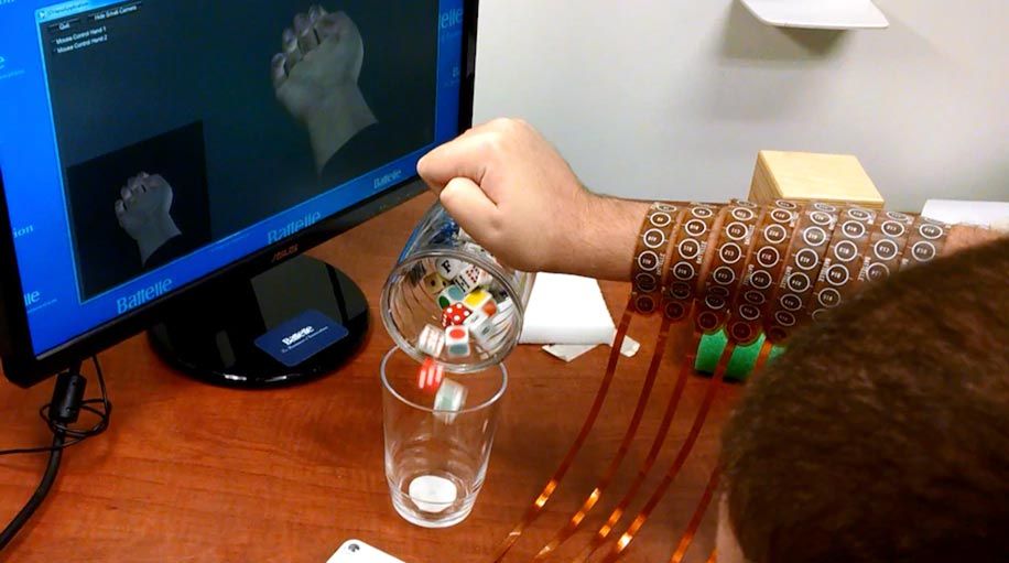 电脑屏幕的右上角显示了阿凡达Burkhart紧握的手在一个位置,这是他的手(中间屏幕)是扣人心弦的杯子。他倒杯成一个玻璃立方体。